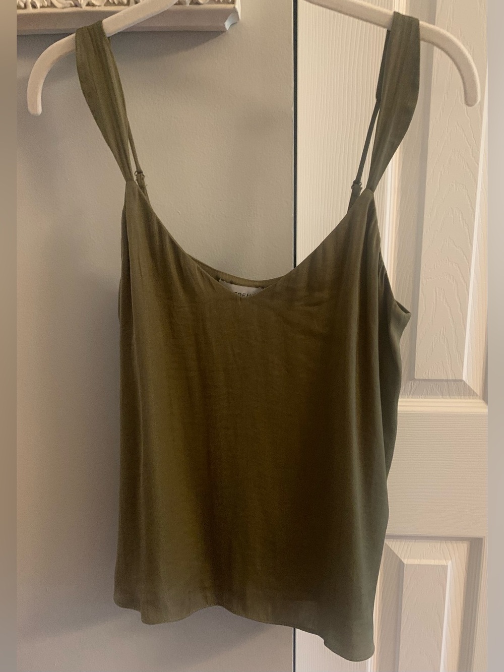 Evereve Kyle V-Neck Cami Olivecapers NWT - XS - Picture 2 of 9